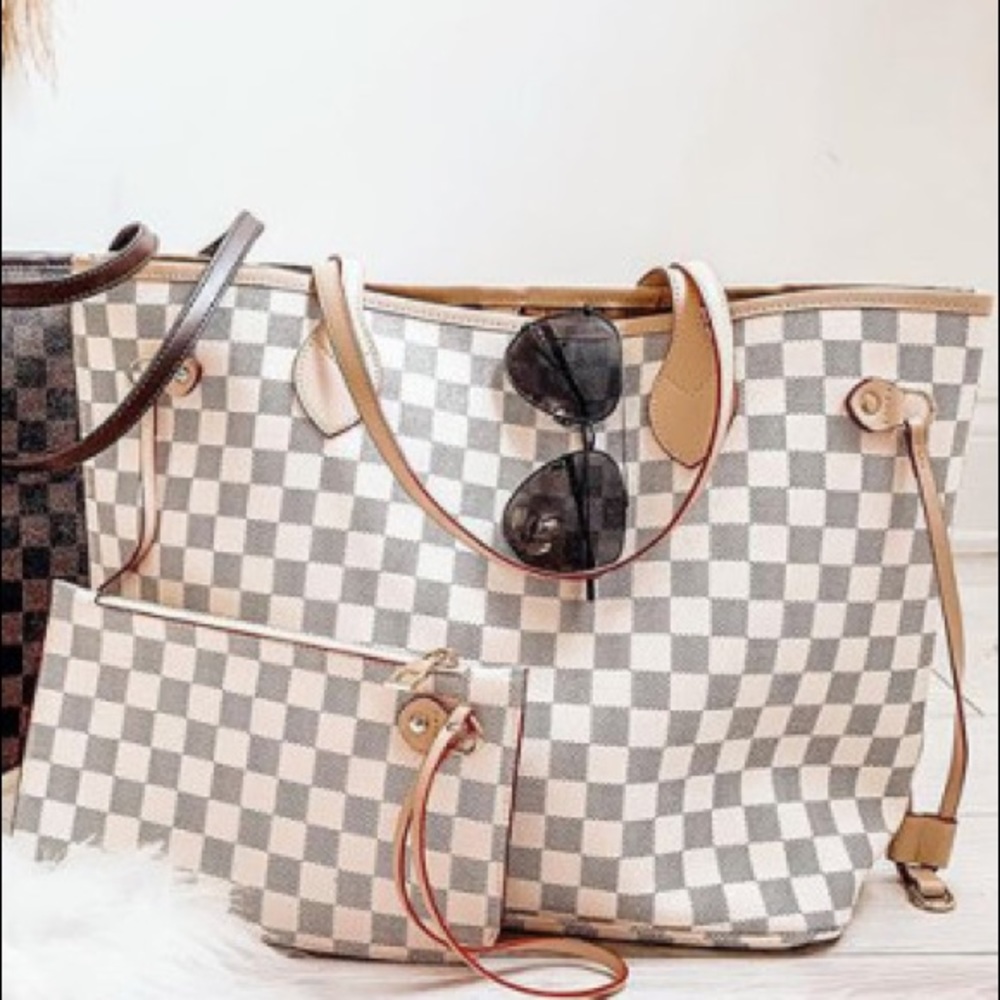 Purse with wristlet